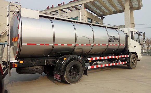 車罐一體<a href=http://www.3322ll.com/ target=_blank class=infotextkey>牛奶運輸車</a>