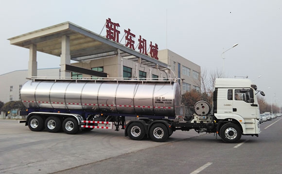 半掛<a href=http://www.3322ll.com/ target=_blank class=infotextkey>牛奶運輸車</a>