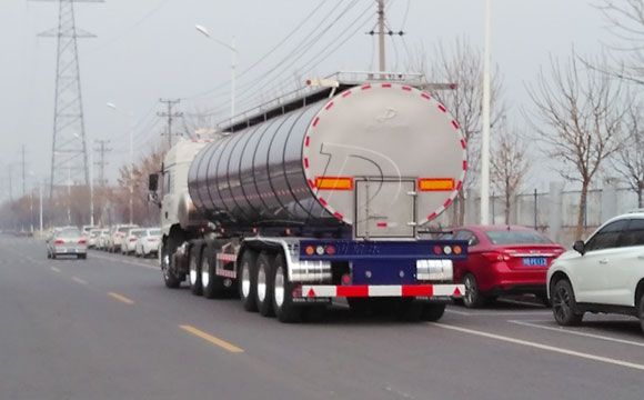 半掛<a href=http://www.3322ll.com/ target=_blank class=infotextkey>牛奶運輸車</a>