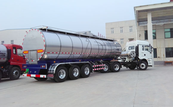 半掛<a href=http://www.3322ll.com/ target=_blank class=infotextkey>牛奶運輸車</a>