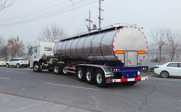 半掛<a href=http://www.3322ll.com/ target=_blank class=infotextkey>牛奶運輸車</a>