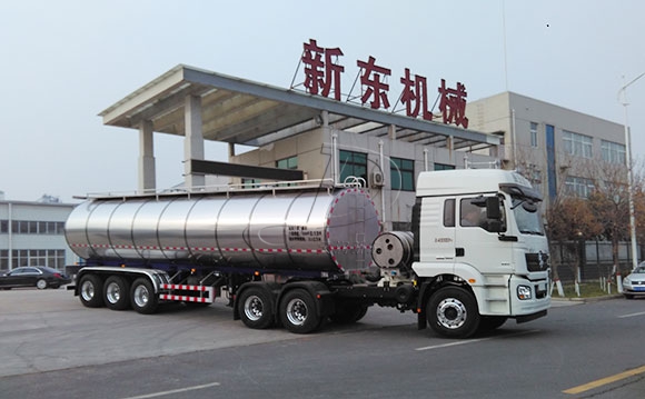 半掛<a href=http://www.3322ll.com/ target=_blank class=infotextkey>牛奶運輸車</a>