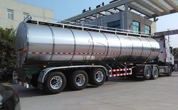 半掛<a href=http://www.3322ll.com/ target=_blank class=infotextkey>鮮奶運輸車</a>
