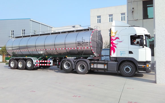 半掛<a href=http://www.3322ll.com/ target=_blank class=infotextkey>鮮奶運輸車</a>