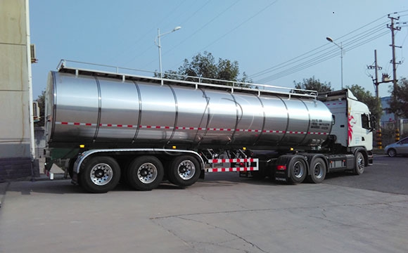 半掛<a href=http://www.3322ll.com/ target=_blank class=infotextkey>鮮奶運輸車</a>