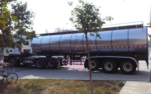 半掛<a href=http://www.3322ll.com/ target=_blank class=infotextkey>鮮奶運輸車</a>