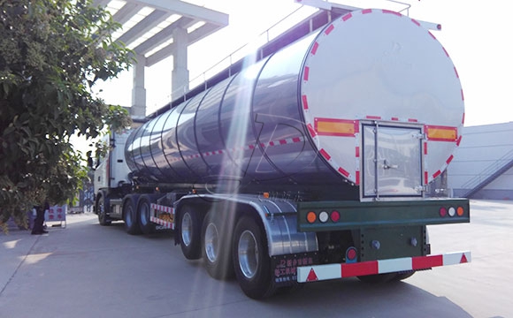 半掛<a href=http://www.3322ll.com/ target=_blank class=infotextkey>鮮奶運輸車</a>