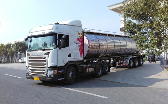 半掛<a href=http://www.3322ll.com/ target=_blank class=infotextkey>鮮奶運輸車</a>