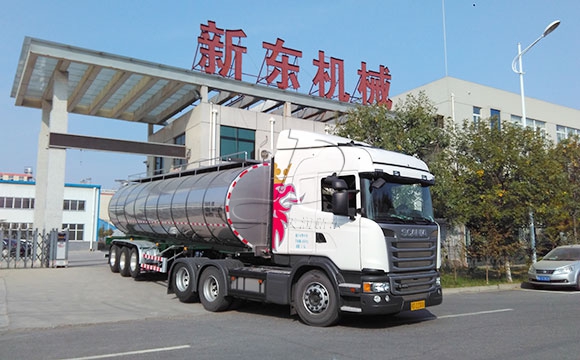 半掛<a href=http://www.3322ll.com/ target=_blank class=infotextkey>鮮奶運輸車</a>