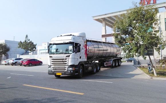 半掛<a href=http://www.3322ll.com/ target=_blank class=infotextkey>鮮奶運輸車</a>