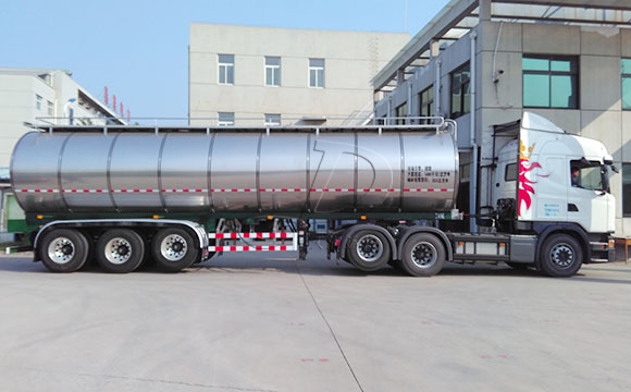半掛<a href=http://www.3322ll.com/ target=_blank class=infotextkey>鮮奶運輸車</a>