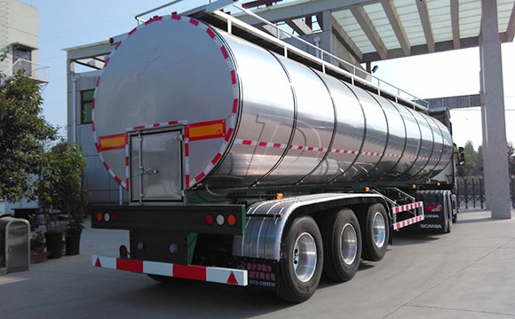 半掛<a href=http://www.3322ll.com/ target=_blank class=infotextkey>鮮奶運輸車</a>