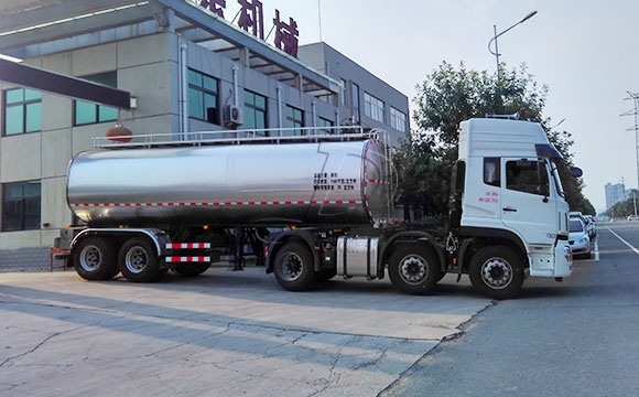 半掛鮮奶運(yùn)輸罐車(chē)