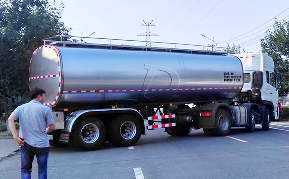半掛鮮奶運(yùn)輸罐車(chē)