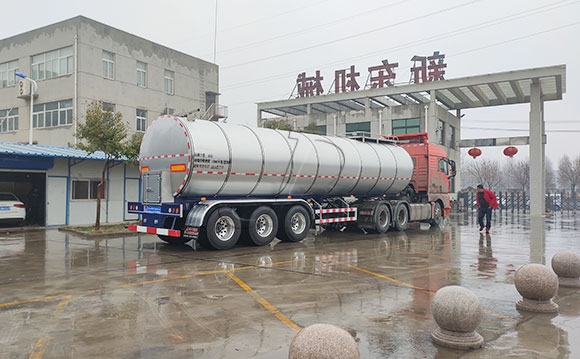 大型拉鮮奶罐車