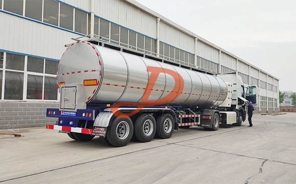 半掛<a href=http://www.3322ll.com/ target=_blank class=infotextkey>鮮奶運輸車</a>