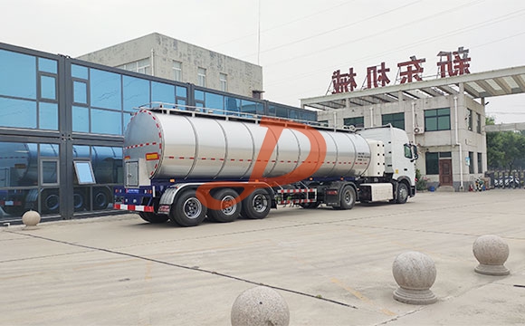 半掛<a href=http://www.3322ll.com/ target=_blank class=infotextkey>鮮奶運輸車</a>