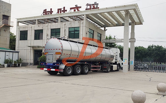 半掛<a href=http://www.3322ll.com/ target=_blank class=infotextkey>鮮奶運輸車</a>