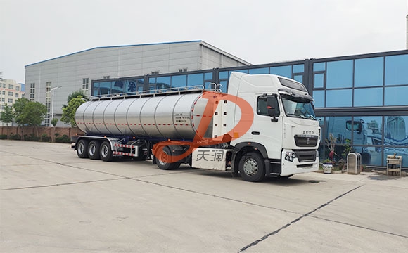 半掛<a href=http://www.3322ll.com/ target=_blank class=infotextkey>鮮奶運輸車</a>