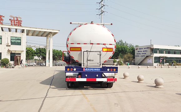 鮮奶運輸半掛車