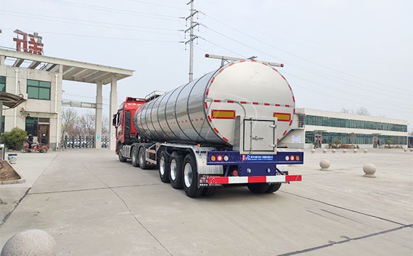 半掛<a href=http://www.3322ll.com/ target=_blank class=infotextkey>鮮奶運輸車</a>