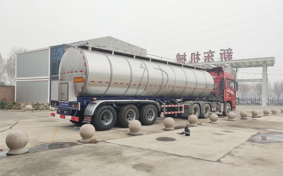 鮮奶運輸半掛車