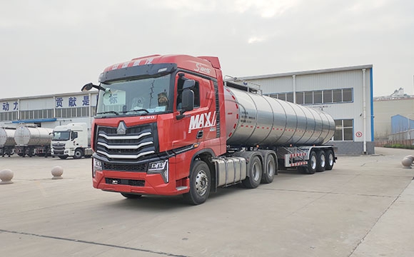 半掛<a href=http://www.3322ll.com/ target=_blank class=infotextkey>鮮奶運輸車</a>