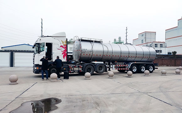 鮮奶運(yùn)輸罐車