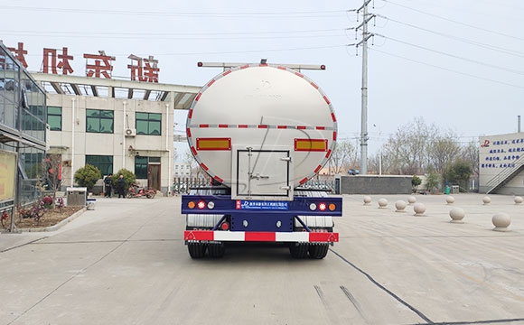 半掛<a href=http://www.3322ll.com/ target=_blank class=infotextkey>鮮奶運輸車</a>