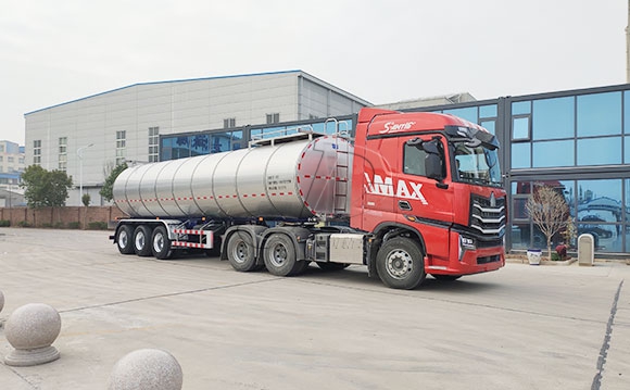 半掛<a href=http://www.3322ll.com/ target=_blank class=infotextkey>鮮奶運輸車</a>