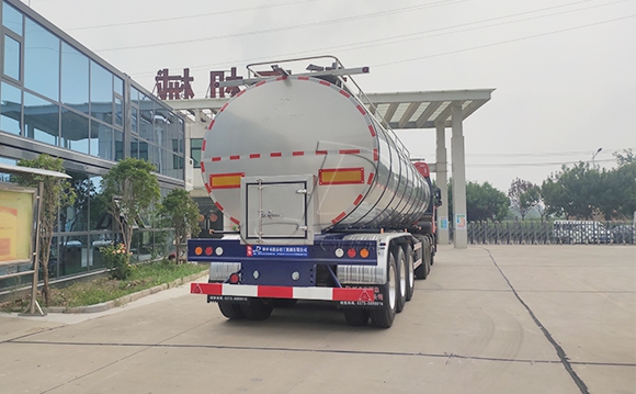 半掛<a href=http://www.3322ll.com/ target=_blank class=infotextkey>鮮奶運輸車</a>