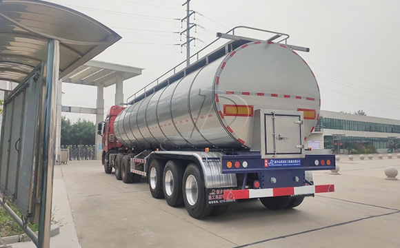 半掛<a href=http://www.3322ll.com/ target=_blank class=infotextkey>鮮奶運輸車</a>