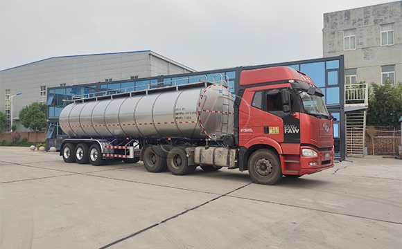 半掛<a href=http://www.3322ll.com/ target=_blank class=infotextkey>鮮奶運輸車</a>