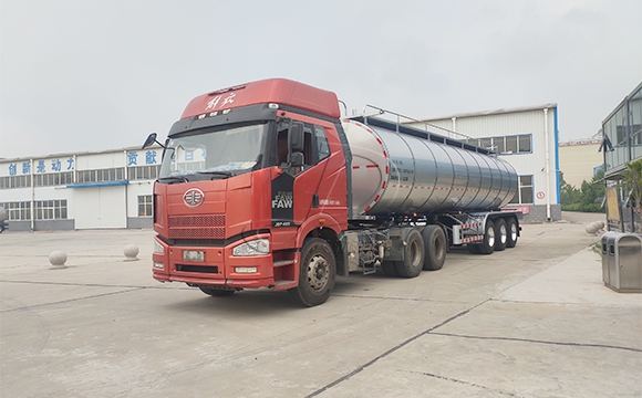 半掛<a href=http://www.3322ll.com/ target=_blank class=infotextkey>鮮奶運輸車</a>
