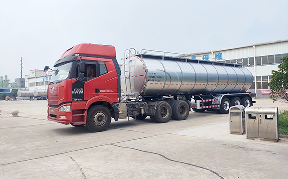 半掛<a href=http://www.3322ll.com/ target=_blank class=infotextkey>鮮奶運輸車</a>