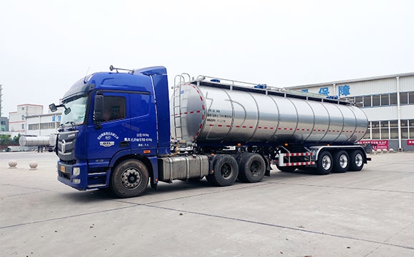 半掛<a href=http://www.3322ll.com/ target=_blank class=infotextkey>牛奶運輸車</a>