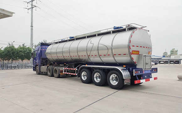 半掛<a href=http://www.3322ll.com/ target=_blank class=infotextkey>牛奶運輸車</a>