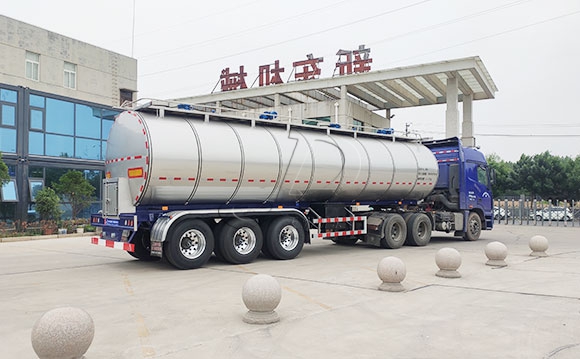 半掛<a href=http://www.3322ll.com/ target=_blank class=infotextkey>牛奶運輸車</a>
