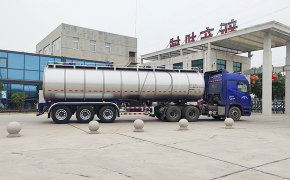 半掛<a href=http://www.3322ll.com/ target=_blank class=infotextkey>牛奶運輸車</a>