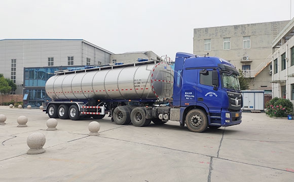 半掛<a href=http://www.3322ll.com/ target=_blank class=infotextkey>牛奶運輸車</a>
