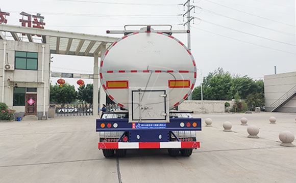 半掛<a href=http://www.3322ll.com/ target=_blank class=infotextkey>牛奶運輸車</a>