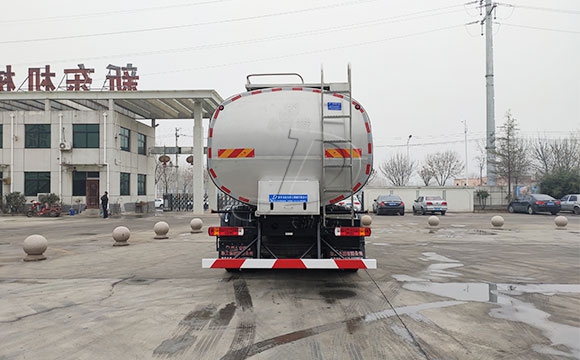 車罐一體<a href=http://www.3322ll.com/ target=_blank class=infotextkey>鮮奶運輸車</a>
