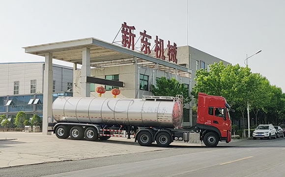 半掛<a href=http://www.3322ll.com/ target=_blank class=infotextkey>鮮奶運輸車</a>