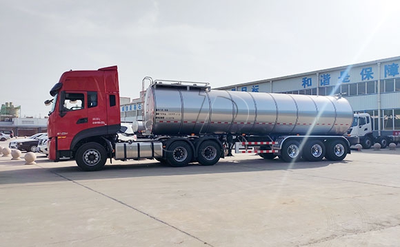 半掛<a href=http://www.3322ll.com/ target=_blank class=infotextkey>鮮奶運輸車</a>
