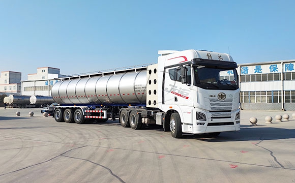 半掛<a href=http://www.3322ll.com/ target=_blank class=infotextkey>鮮奶運(yùn)輸車</a>