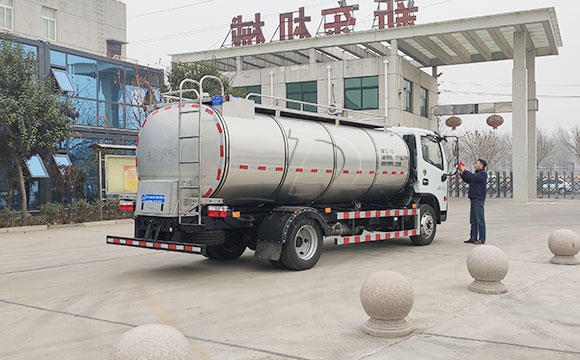 東風(fēng)多利卡<a href=http://www.3322ll.com/ target=_blank class=infotextkey>鮮奶運(yùn)輸車</a>