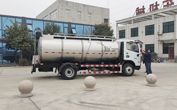東風(fēng)多利卡<a href=http://www.3322ll.com/ target=_blank class=infotextkey>鮮奶運(yùn)輸車</a>