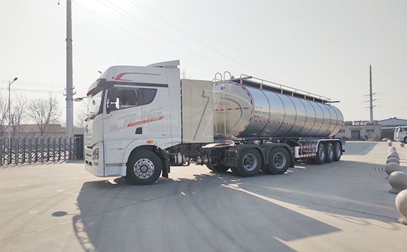 半掛<a href=http://www.3322ll.com/ target=_blank class=infotextkey>鮮奶運(yùn)輸車</a>