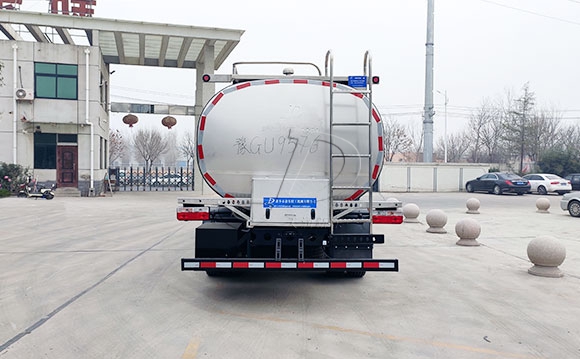 東風(fēng)多利卡<a href=http://www.3322ll.com/ target=_blank class=infotextkey>鮮奶運(yùn)輸車</a>
