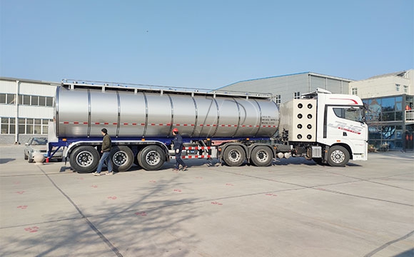 半掛<a href=http://www.3322ll.com/ target=_blank class=infotextkey>鮮奶運(yùn)輸車</a>